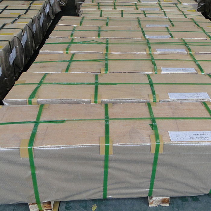 In quo ambitu laminae ferreae immaculatae ad corrosionem prona sunt?